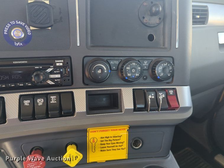 image for item NW9515 2021 Kenworth T680 semi truck