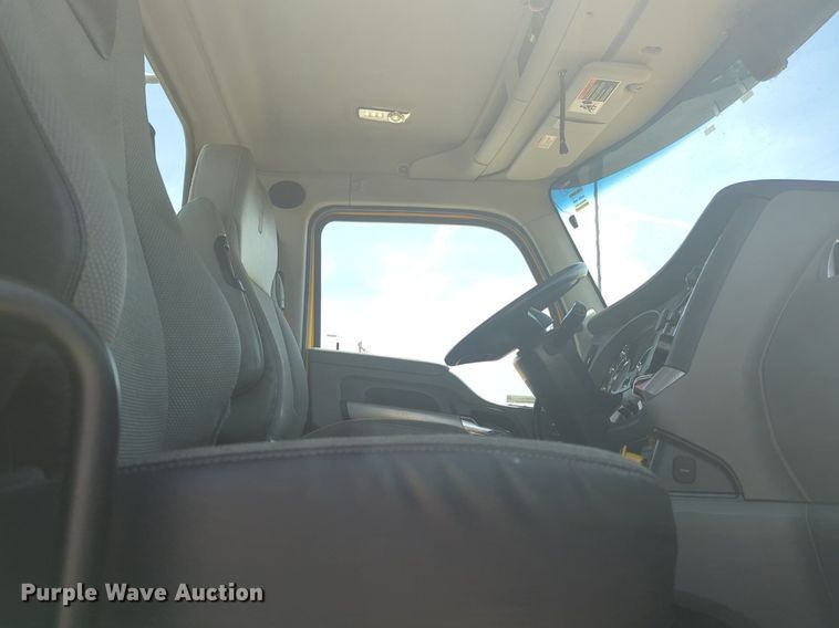 image for item NW9515 2021 Kenworth T680 semi truck