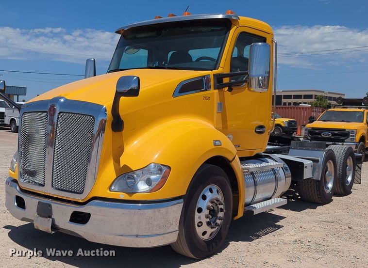 image for item NW9516 2021 Kenworth  T680 semi truck