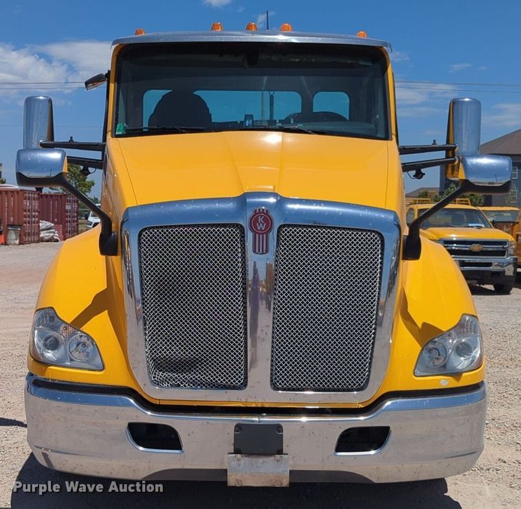 image for item NW9516 2021 Kenworth  T680 semi truck