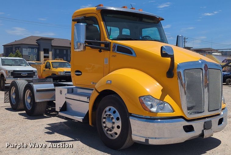 image for item NW9516 2021 Kenworth  T680 semi truck