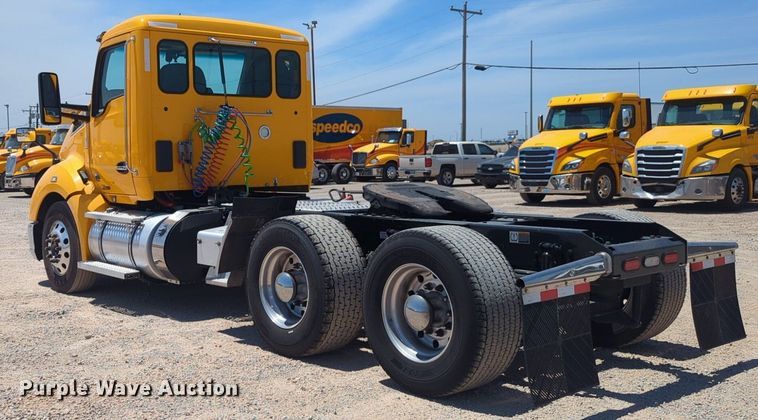 image for item NW9516 2021 Kenworth  T680 semi truck