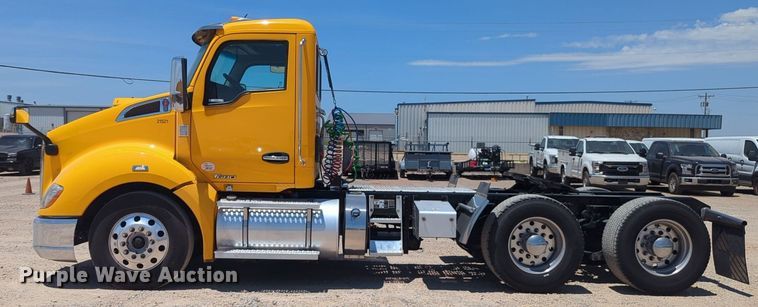 image for item NW9516 2021 Kenworth  T680 semi truck