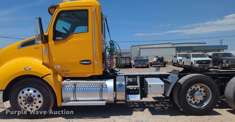 image for item NW9516 2021 Kenworth  T680 semi truck