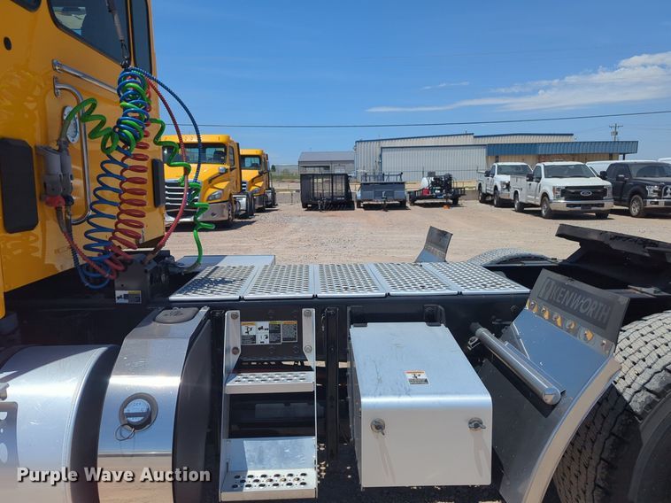 image for item NW9516 2021 Kenworth  T680 semi truck