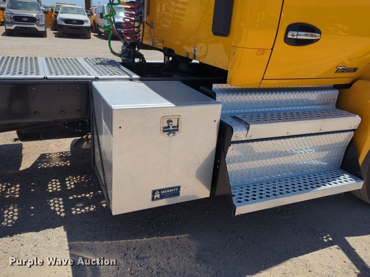 image for item NW9516 2021 Kenworth  T680 semi truck