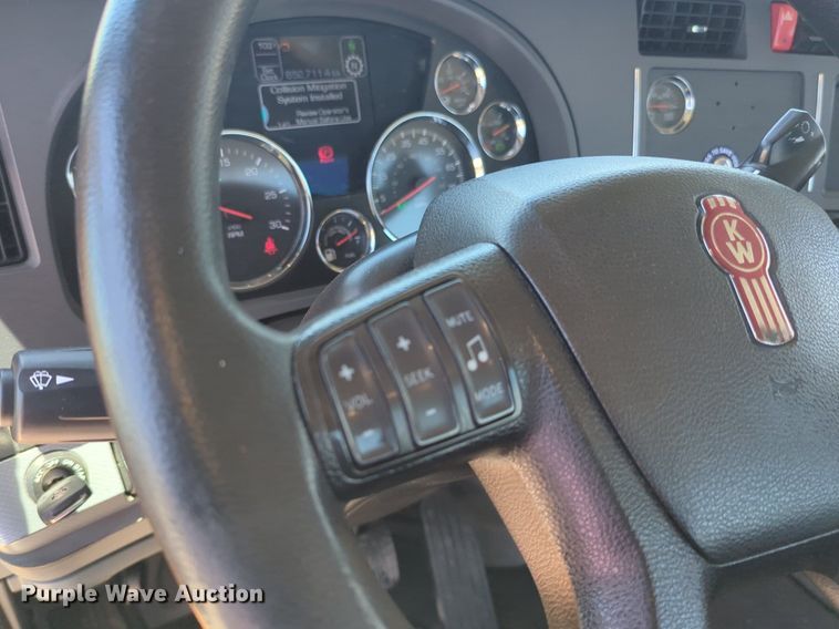 image for item NW9516 2021 Kenworth  T680 semi truck