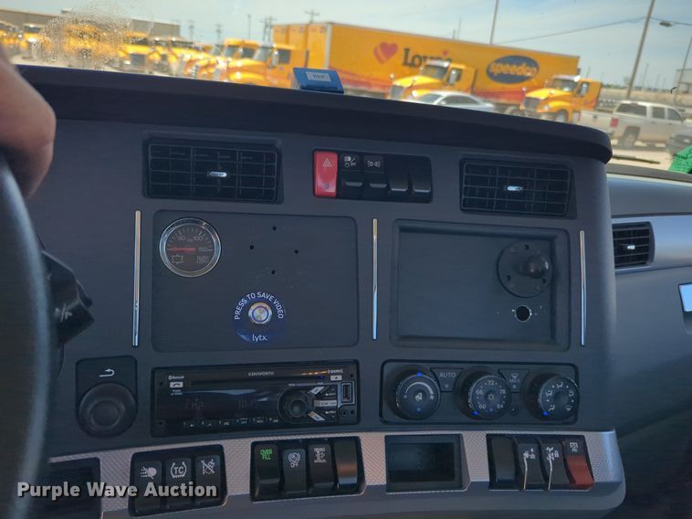 image for item NW9516 2021 Kenworth  T680 semi truck