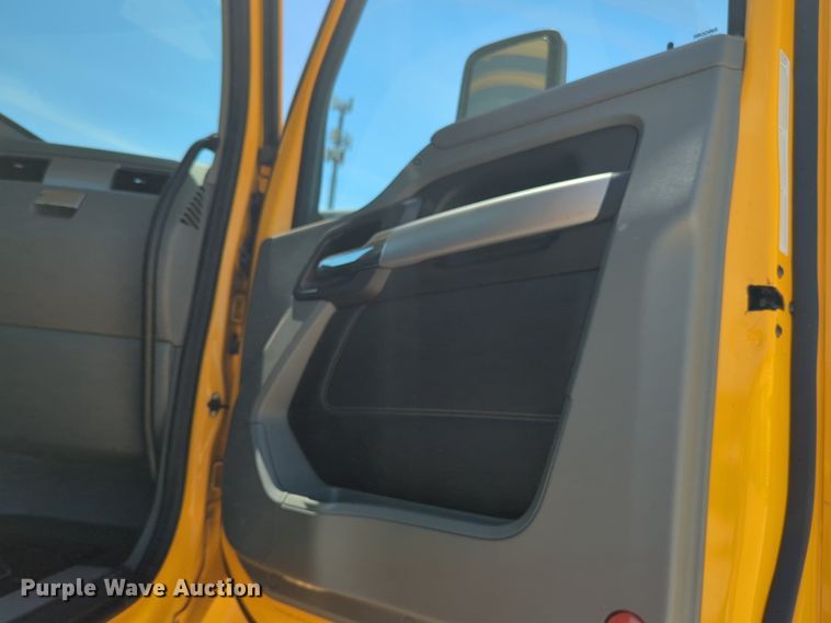 image for item NW9516 2021 Kenworth  T680 semi truck