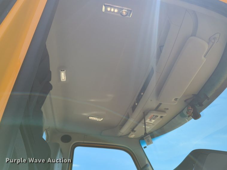 image for item NW9516 2021 Kenworth  T680 semi truck