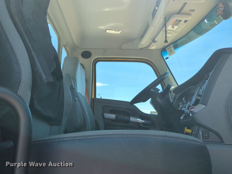 image for item NW9516 2021 Kenworth  T680 semi truck