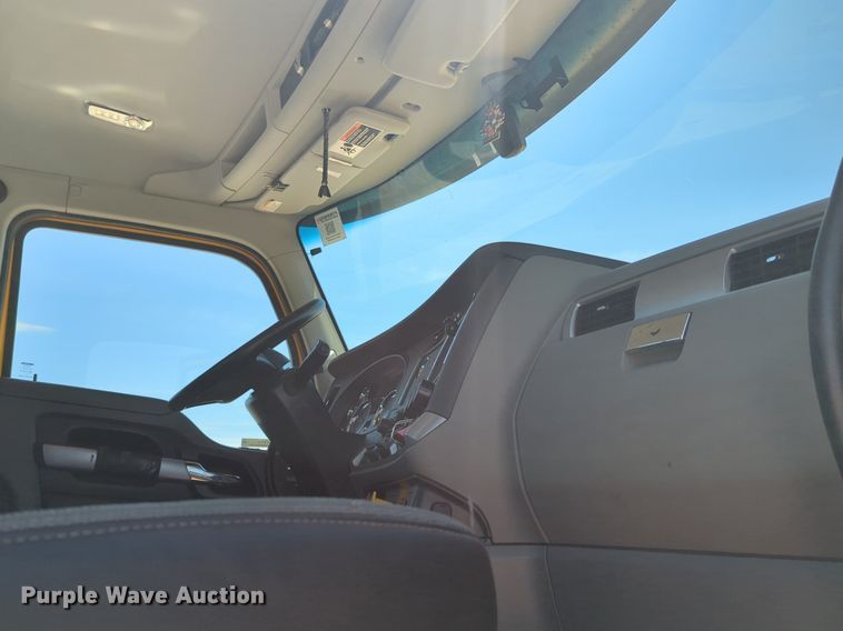 image for item NW9516 2021 Kenworth  T680 semi truck