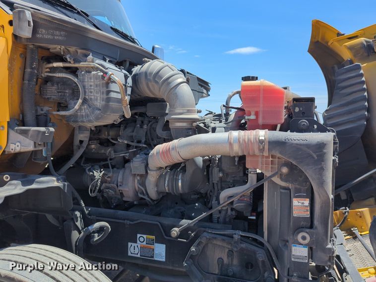 image for item NW9516 2021 Kenworth  T680 semi truck