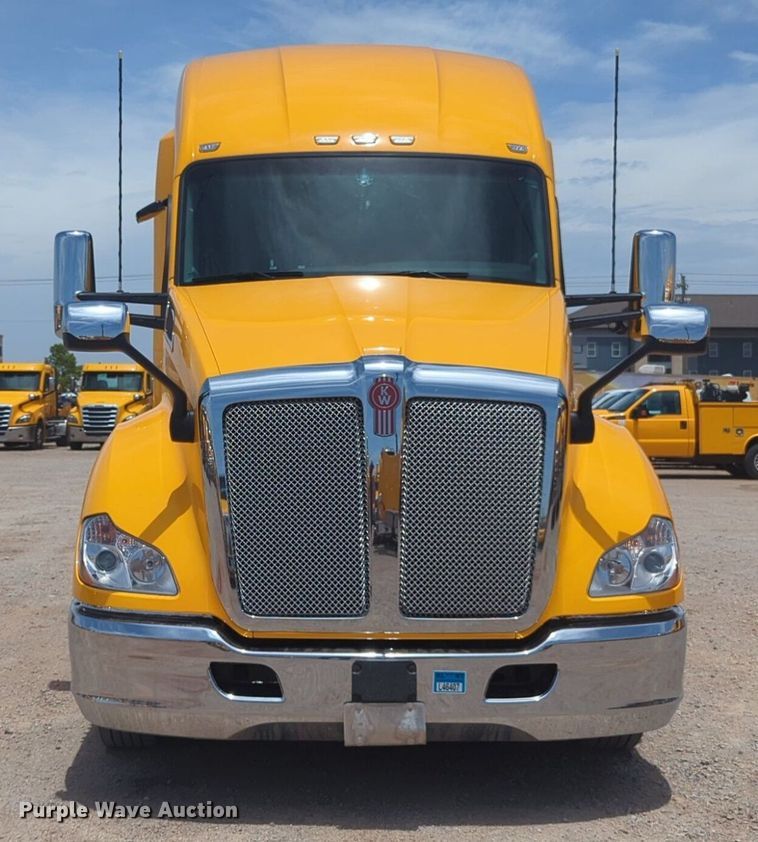 image for item NW9522 2021 Kenworth T680 semi truck