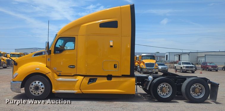 image for item NW9522 2021 Kenworth T680 semi truck