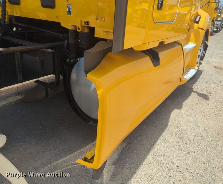 image for item NW9522 2021 Kenworth T680 semi truck