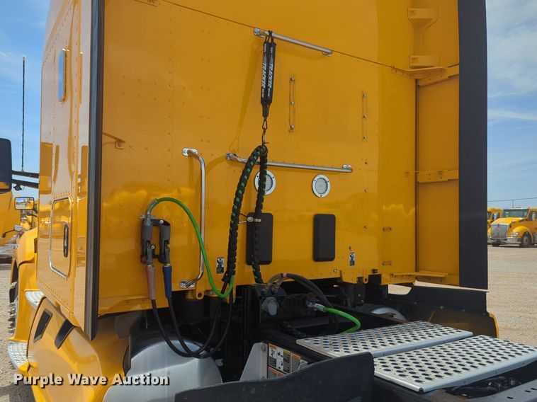 image for item NW9522 2021 Kenworth T680 semi truck