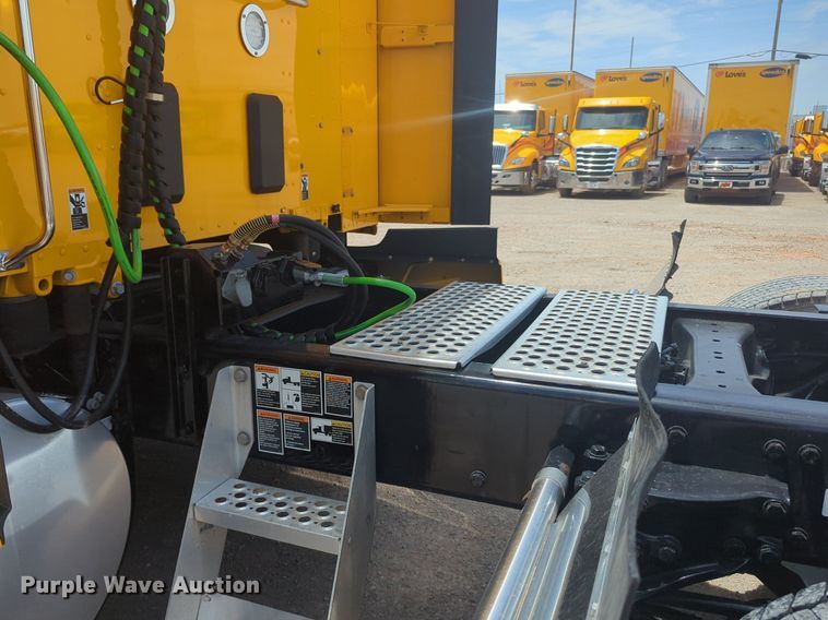 image for item NW9522 2021 Kenworth T680 semi truck