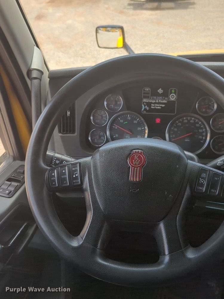 image for item NW9522 2021 Kenworth T680 semi truck