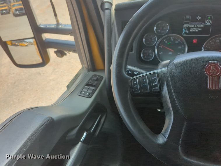 image for item NW9522 2021 Kenworth T680 semi truck