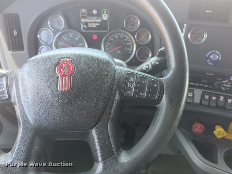 image for item NW9522 2021 Kenworth T680 semi truck