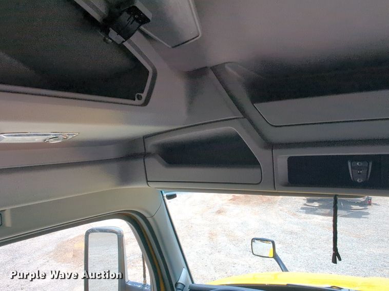 image for item NW9522 2021 Kenworth T680 semi truck