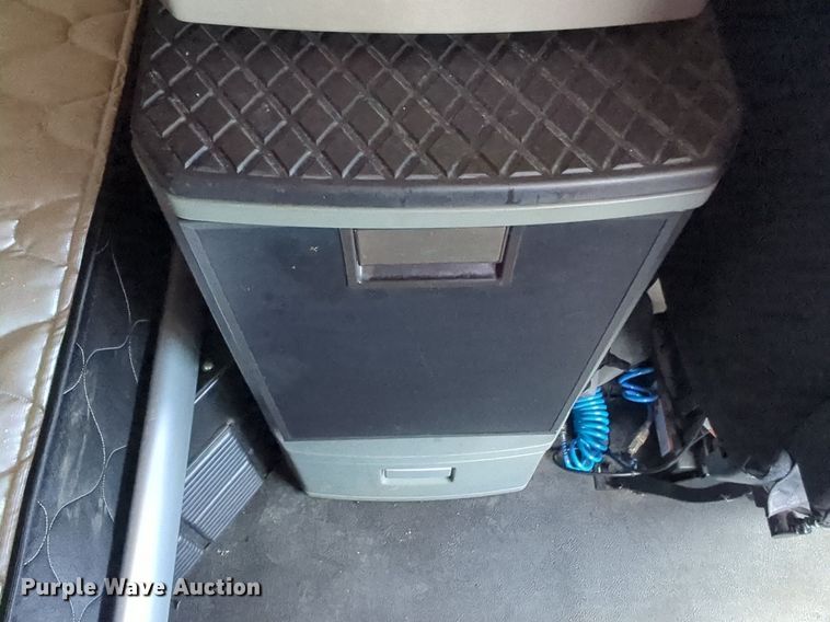 image for item NW9522 2021 Kenworth T680 semi truck