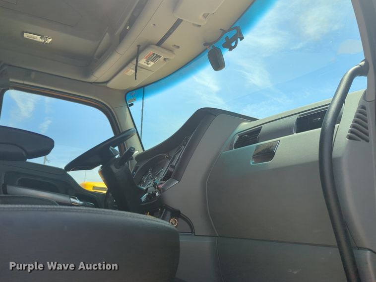 image for item NW9522 2021 Kenworth T680 semi truck