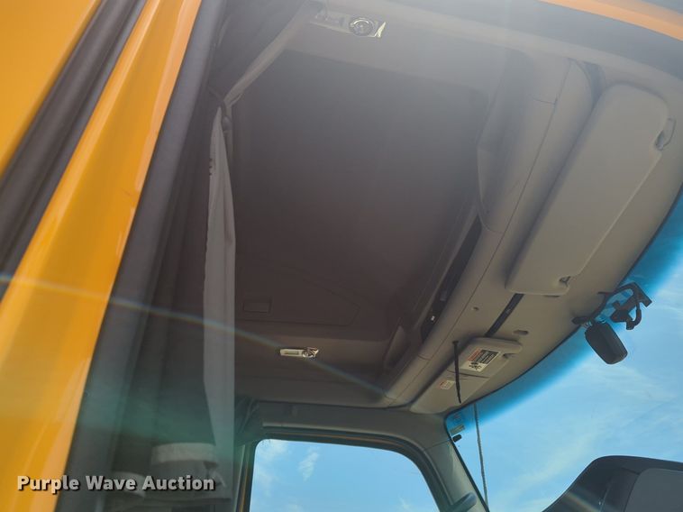 image for item NW9522 2021 Kenworth T680 semi truck