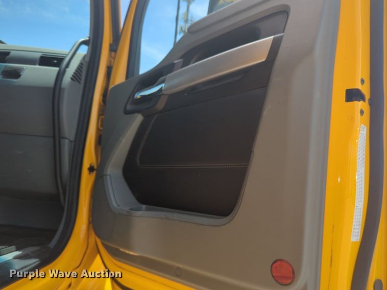 image for item NW9522 2021 Kenworth T680 semi truck