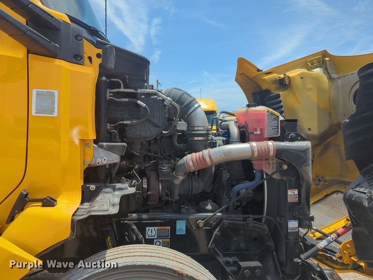 image for item NW9522 2021 Kenworth T680 semi truck