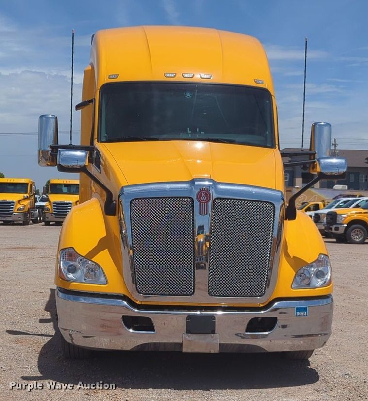 image for item NW9523 2021 Kenworth T680 semi truck