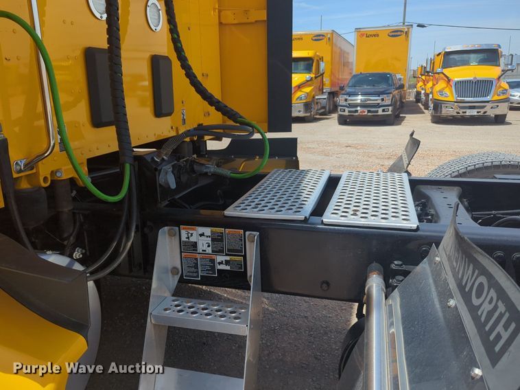 image for item NW9523 2021 Kenworth T680 semi truck