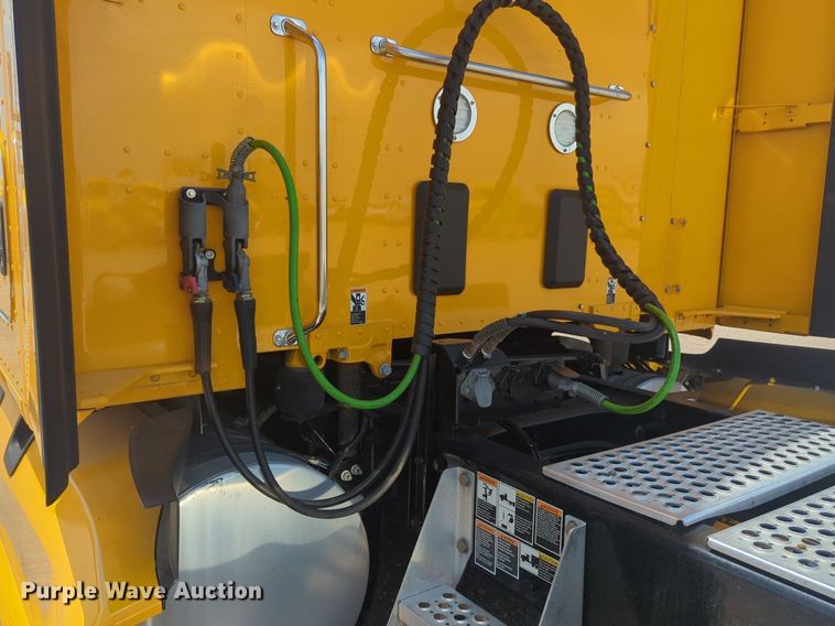 image for item NW9523 2021 Kenworth T680 semi truck