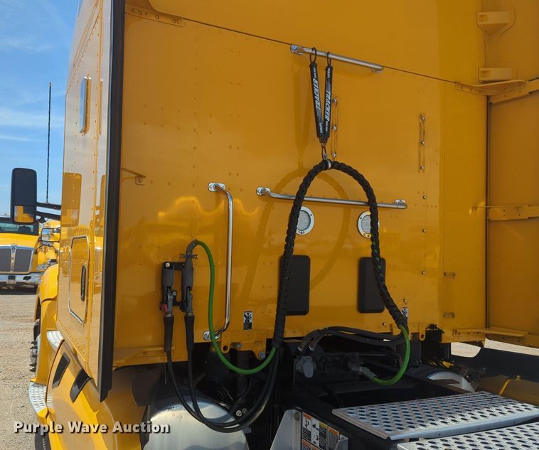 image for item NW9523 2021 Kenworth T680 semi truck