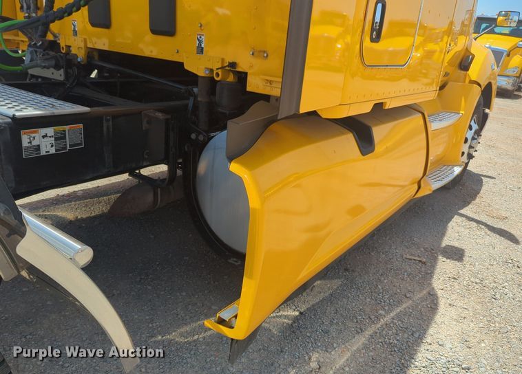 image for item NW9523 2021 Kenworth T680 semi truck