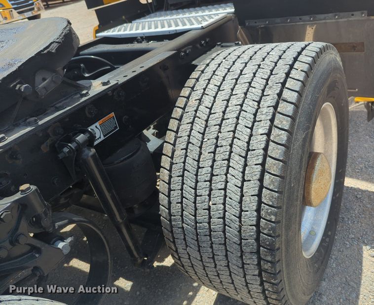 image for item NW9523 2021 Kenworth T680 semi truck