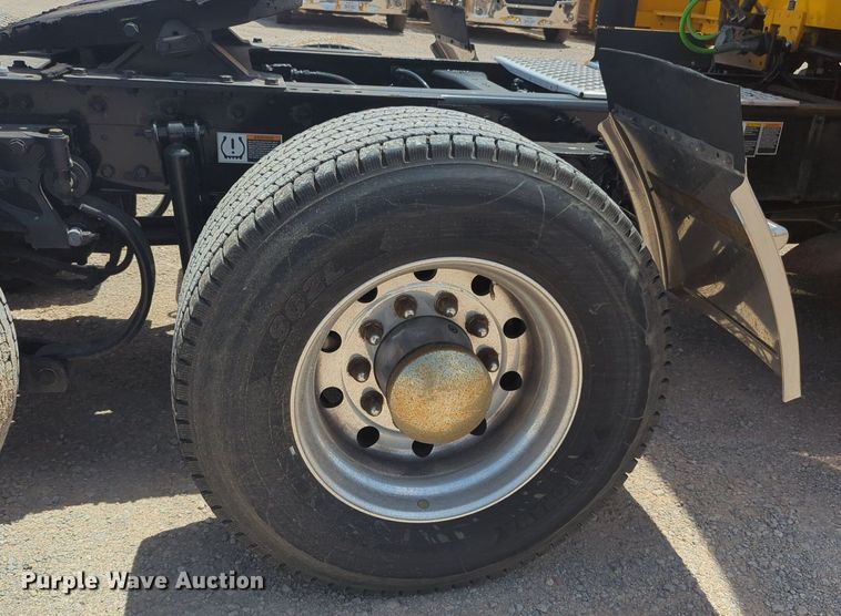 image for item NW9523 2021 Kenworth T680 semi truck