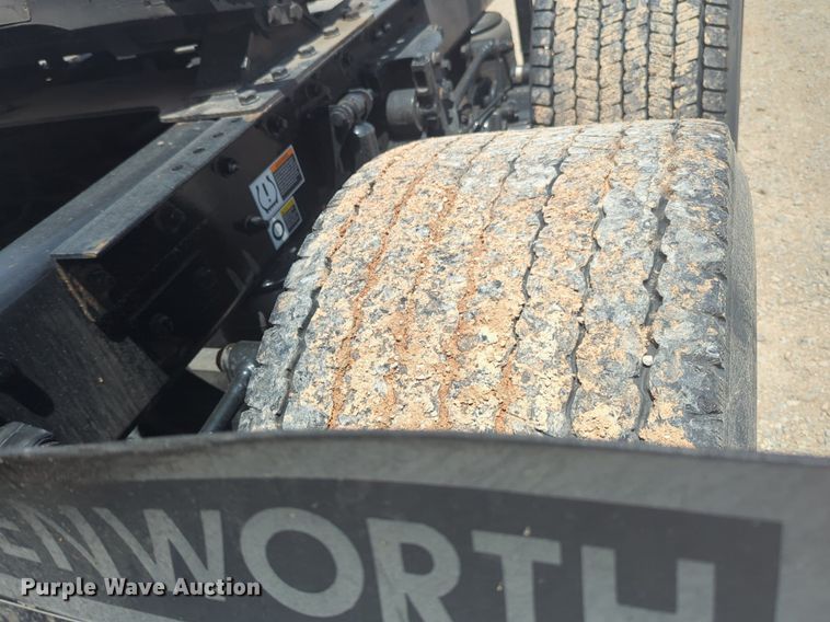 image for item NW9523 2021 Kenworth T680 semi truck