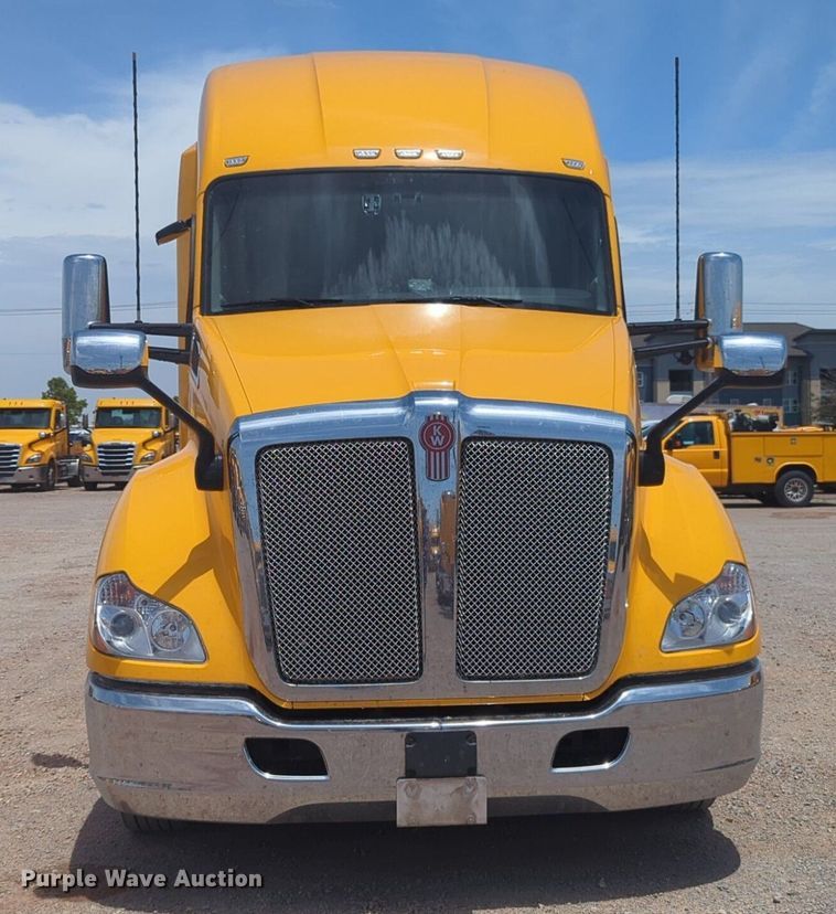 image for item NW9527 2021 Kenworth T680 semi truck