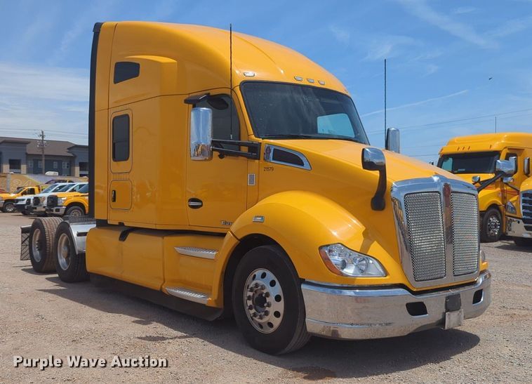 image for item NW9527 2021 Kenworth T680 semi truck