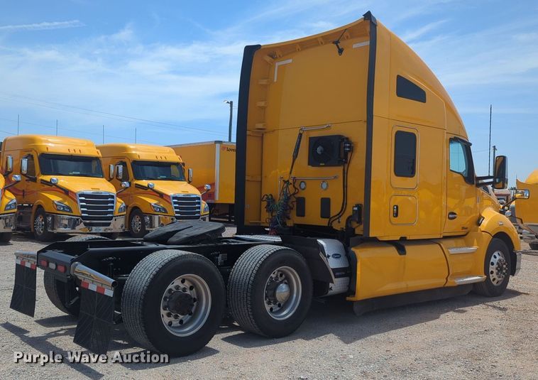 image for item NW9527 2021 Kenworth T680 semi truck