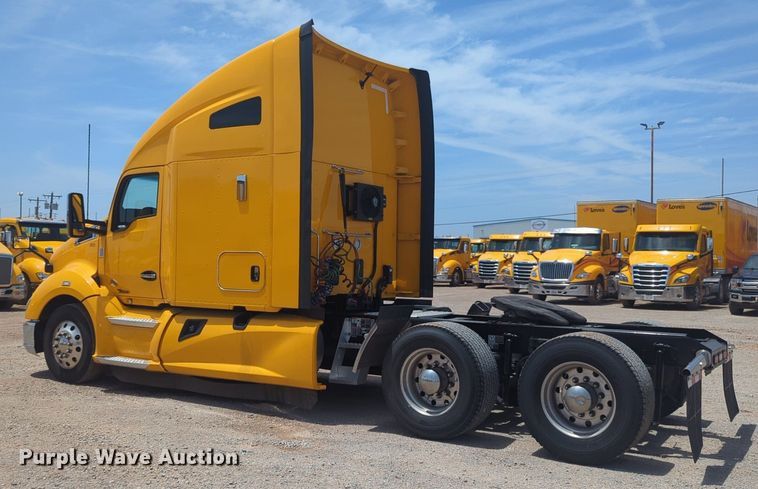 image for item NW9527 2021 Kenworth T680 semi truck