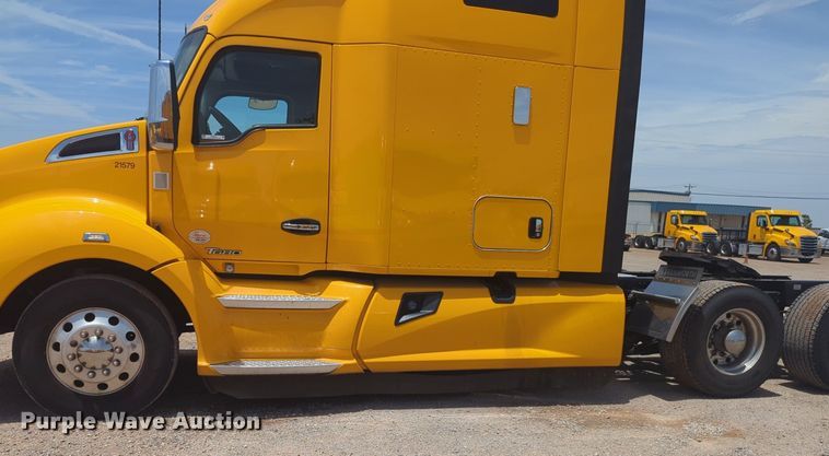 image for item NW9527 2021 Kenworth T680 semi truck
