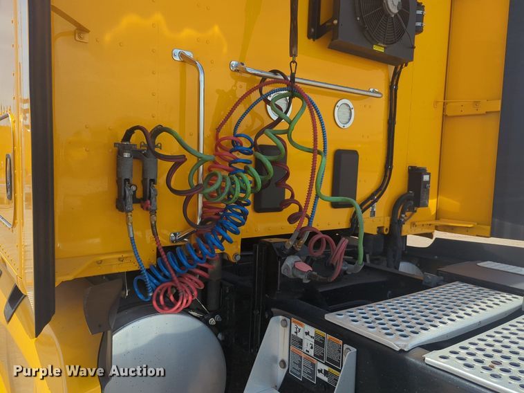 image for item NW9527 2021 Kenworth T680 semi truck