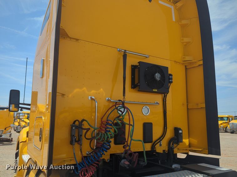 image for item NW9527 2021 Kenworth T680 semi truck