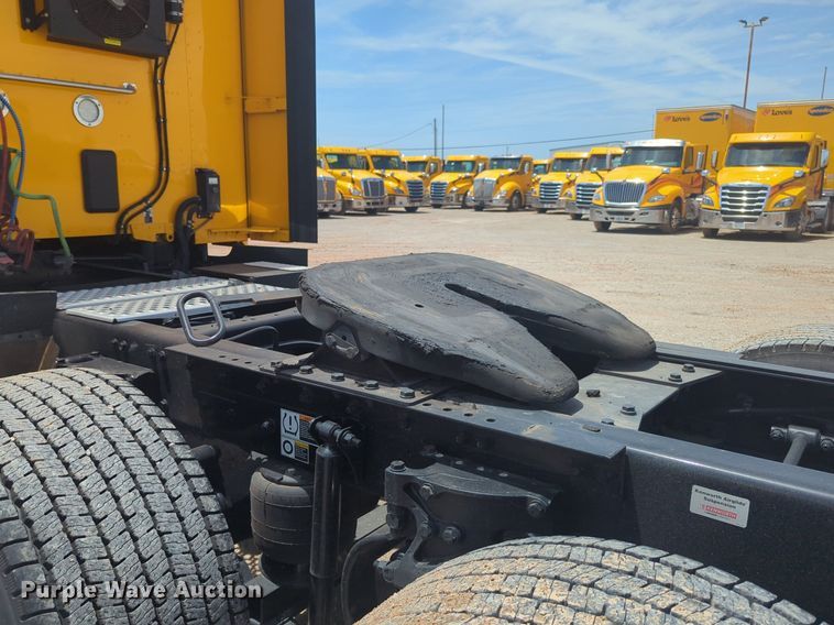 image for item NW9527 2021 Kenworth T680 semi truck