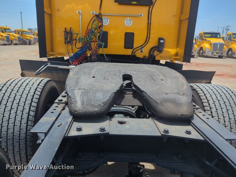 image for item NW9527 2021 Kenworth T680 semi truck