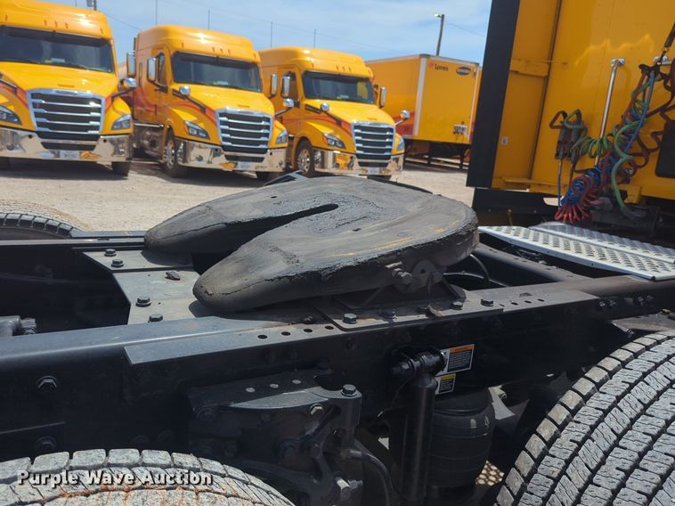 image for item NW9527 2021 Kenworth T680 semi truck