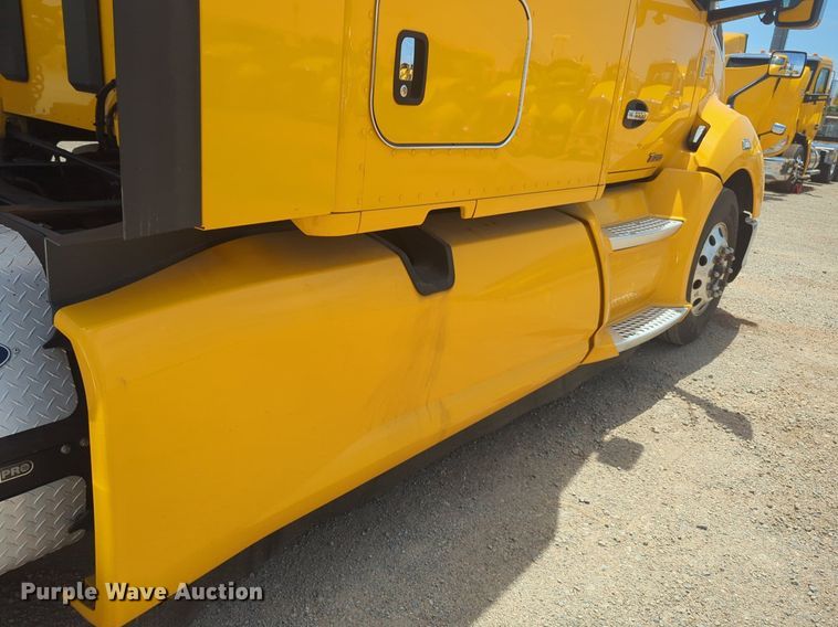image for item NW9527 2021 Kenworth T680 semi truck